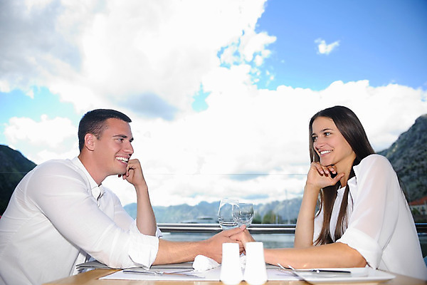 포토 JPG 해외이미지 커플 여자 남자 바다 데이트 휴식 사랑 들기 앉기 상반신 성인 야외 두명 옆모습 마주보기 식당 손잡기 다정 연애 성인만 해외202004 해외포토 감정 뷰포인트 컨셉 관계 모션 사람 상점 파일형식 이미지허브