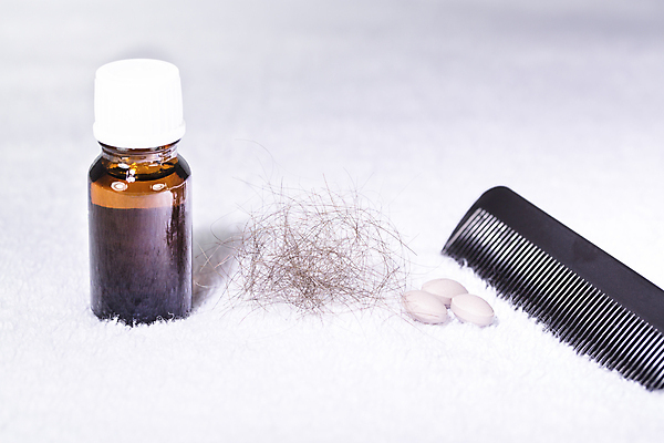 포토 JPG 해외이미지 근접촬영 사람없음 뷰티 알약 머리카락 머리빗 약병 흰배경 두피케어 치료제 탈모 탈모클리닉 해외202004 탈모예방 해외포토 뷰포인트 백그라운드 약 머리 흰색 미용용품 예방 클리닉 헤어관리 증상 병_담는 파일형식 이미지허브