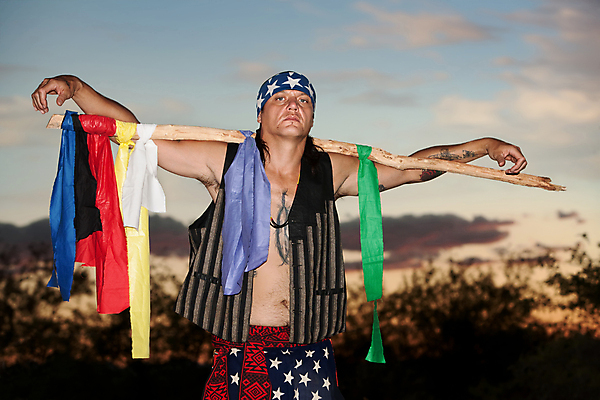 포토 JPG 해외이미지 1 전통 남자 별 조각 십자가 지도 목걸이 잉크 한명 사람 성인 빨간색 초록색 파란색 컬러풀 노란색 보라색 검은색 흰색 깃발 직물 조끼 막대기 의식 인디언 원주민 카우보이 중앙 인도인 문신 깃털 봉 히스패닉 서쪽 심각 어안 혼자 반다나 해외202004 해외포토 자연요소 외국인 컬러 컨셉 장신구 아메리카 동양인 외투 아프리카인 방향 파일형식 헤어액세사리 이미지허브