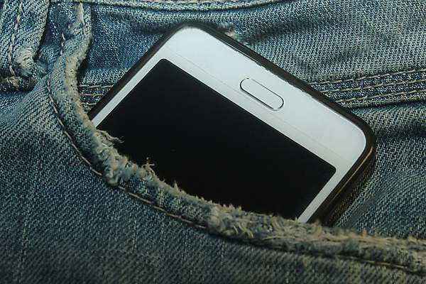 포토 JPG 해외이미지 옷 백그라운드 비즈니스 장신구 통신 모바일 미술 사람없음 파란색 빛 장비 흰색 청바지 주머니 전화기 스마트 오브젝트 구성 해외202004 해외포토 컬러 컨셉 바지 문화예술 파일형식 이미지허브