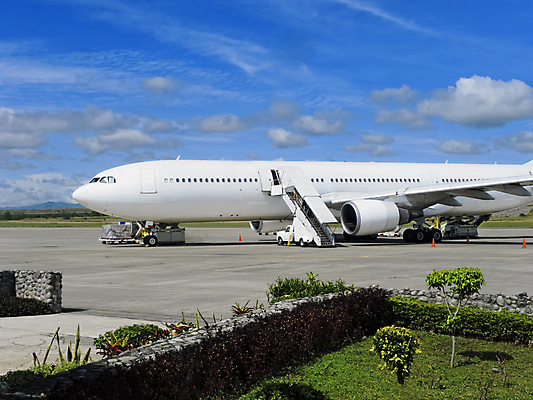 포토 JPG 해외이미지 구름 교통수단 여행 창문 교통시설 하늘 비행기 서기 사람없음 정원 기다림 공항 제트기 해외202004 해외포토 자연요소 교통 항공교통 모션 대중교통 시설 파일형식 이미지허브