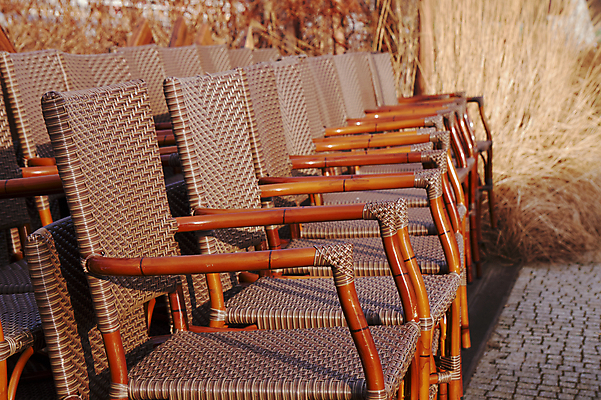 포토 JPG 해외이미지 식물 가구 의자 갈대 사람없음 정원 봄 보행로 폴란드 해외202004 해외포토 계절 유럽 길 생활용품 파일형식 이미지허브