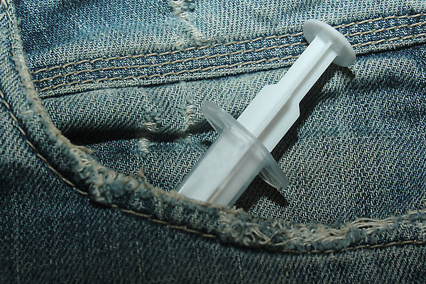 포토 JPG 해외이미지 옷 백그라운드 주사기 미술 사람없음 파란색 흰색 공구 청바지 주머니 묘사 오브젝트 슛 엘리먼트 해외202004 해외포토 컬러 바지 의료기기 문화예술 도구 파일형식 이미지허브