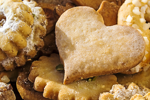 포토 JPG 해외이미지 전통 음식 크리스마스 사람없음 산타클로스 쿠키 케이크 빵집 하트 달콤 자르기 가득함 페스츄리 홈메이드 해외202004 해외포토 모양 기념일 빵 모션 디저트 상점 맛 만들기 파일형식 이미지허브