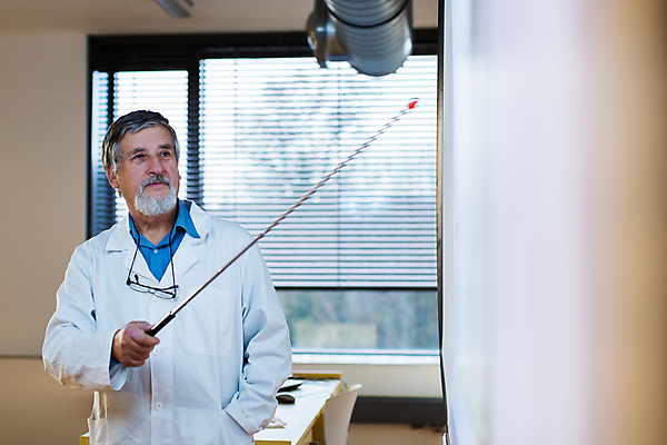 포토 JPG 해외이미지 백인 직업 1 학생 교육 남자 과학 졸업 교실 학교 고등학교 한명 미소 사람 스터디 교사 교수 칠판 코트 강의 강당 집중 과학자 분필 대학교 공식 물리학 지능 해외202004 해외포토 서양인 컨셉 표정 학습 외투 초크 물리 학자 파일형식 이미지허브
