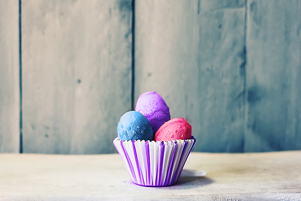 포토 JPG 해외이미지 전통 디자인 계절 분홍색 탁자 휴가 부활절 이벤트 사람없음 목재 장식 파란색 컬러풀 계란 보라색 축제 봄 수확 축하 시원함 컵케이크 제비꽃 심볼 복고 데이지 해외202004 해외포토 나무 기념일 꽃 컬러 가구 컨셉 농업 재료 케이크 알 파일형식 이미지허브