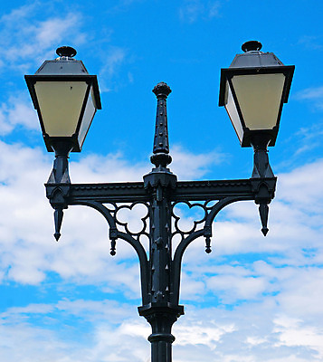 포토 JPG 해외이미지 구름 디자인 공원 가로등 하늘 조명 거리 사람없음 야외 장식 여름 빛 금속 검은색 골동품 등불 램프 큼 복고 옛날 스타일 해외202004 해외포토 자연요소 계절 공공시설 컬러 재질 크기 파일형식 이미지허브