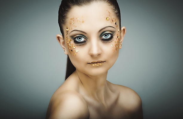 포토 JPG 해외이미지 백인 모델 헤어스타일 외관 여자 유럽 얼굴 한명 파란색 빛 유행 화장품 화려 황금 유혹 눈썹 속눈썹 피부 입술 만들기 부드러움 완전 해외202004 해외포토 서양인 1 나라 컬러 컨셉 모션 사람 신체부위 뷰티 감각 파일형식 이미지허브