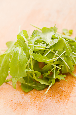 포토 JPG 해외이미지 음식 다이어트 채소 도마 사람없음 초록색 이탈리아 젖음 상추 루꼴라 억울 해외202004 해외포토 감정 유럽 컬러 주방용품 건강 파일형식 이미지허브