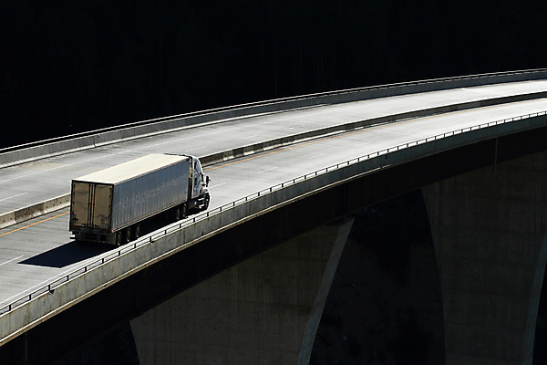 포토 JPG 해외이미지 산업 도로 여행 이동 교통시설 사람없음 트럭 화물 바퀴 고속도로 상업 트랙터 짐차 트레일러 기간 디젤 조작 콘크리트 해외202004 해외포토 길 교통 컨셉 자동차 운송업 농기계 시설 특수차량 파일형식 이미지허브