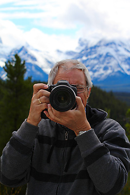 포토 JPG 해외이미지 백인 라이프스타일 손 남자 여행 캐나다 관계 자연 휴가 한명 사람 풍경 성인 취미 야외 세로 여행객 카메라 침묵 봄 장비 탐험 사진사 그림 장면 발견 로키산맥 해외202004 해외포토 서양인 1 계절 북아메리카 산 생활 신체부위 전자제품 소리 작가 생태계 파일형식 이미지허브
