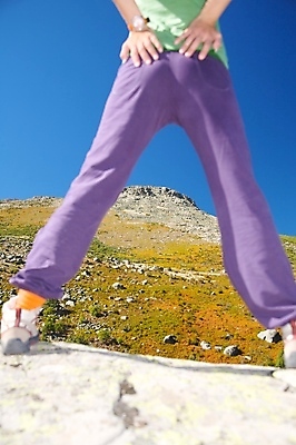 포토 JPG 해외이미지 식물 백인 라이프스타일 여자 유럽 여행 운동화 자연 휴가 휴식 산 바닥 한명 풍경 성인 야외 초록색 파란색 보라색 산책 트래킹 하이킹 자유 바위 흰색 시골 스페인 제비꽃 언덕 절정 캡모자 혼자 수평선 해외202004 해외포토 서양인 모자_잡화 1 꽃 나라 컬러 신발 컨셉 레저 사람 생활 돌_바위 생태계 파일형식 이미지허브