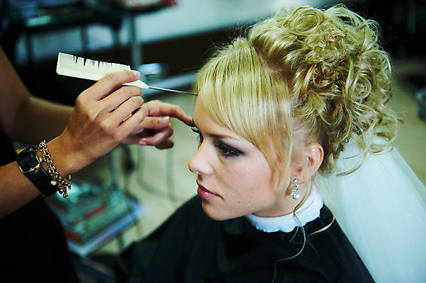 포토 JPG 해외이미지 결혼 의자 아침 한명 상점 검은색 큼 준비 장면 획득 이발소 이발사 스타일 해외202004 해외포토 주간 1 컬러 가구 사람 이벤트 뷰티샵 크기 파일형식 이미지허브