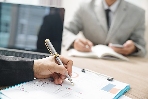 포토 JPG 해외이미지 직업 여자 비즈니스 통신 직장 사람 사람없음 노트북 컴퓨터 사무실 업무 비즈니스맨 비즈니스우먼 검색 면접 고용 채용 해외202004 해외포토 남자 회사 전자제품 구직 작업 직장인 파일형식 이미지허브