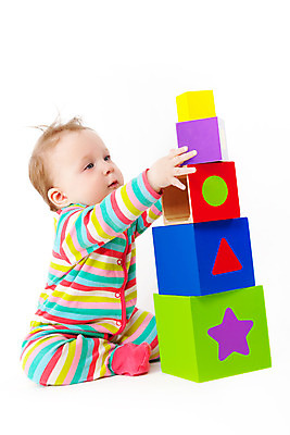 포토 JPG 해외이미지 백인 어린이 장난 놀이 벽돌 창조 한명 앉기 건물 컬러풀 장난감 쌓기 탑 블록 흰색 아기 작음 집중 큐브 개발 고립 심각 해외202004 해외포토 서양인 1 건축물 컬러 컨셉 모션 사람 크기 파일형식 이미지허브