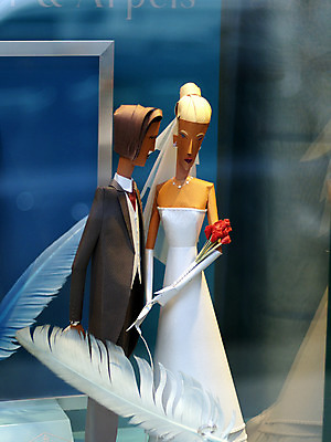 포토 JPG 해외이미지 커플 드레스 꽃 행복 결혼 결혼식 사랑 사람없음 쇼핑 유행 상점 프랑스 준비 스타일 파리(프랑스) 해외202004 해외포토 식물 옷 감정 유럽 관계 이벤트 파일형식 이미지허브