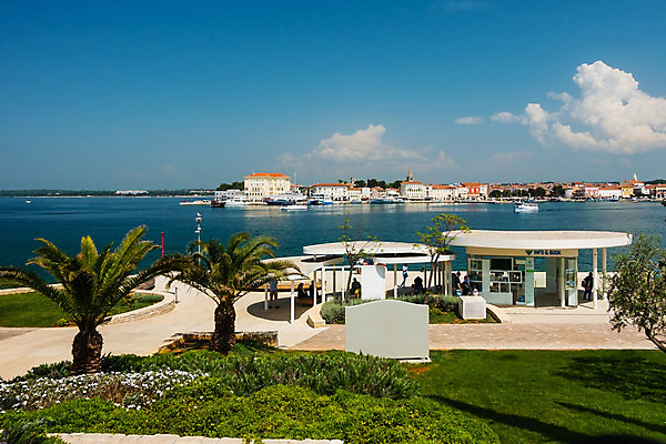 포토 JPG 해외이미지 계절 유럽 바다 건축양식 하늘 휴가 거리 주택 항해 풍경 해변 사람없음 야외 건물 물 여름 파란색 도시풍경 평화 항구 꿈 도시 만 보트 중세 역사 지중해 그림 휴양지 함선 포트 타운 크로아티아 모터 옛날 해외202004 해외포토 자연요소 건축물 건축 나라 컬러 컨셉 배_교통 교통시설 장소 파일형식 이미지허브