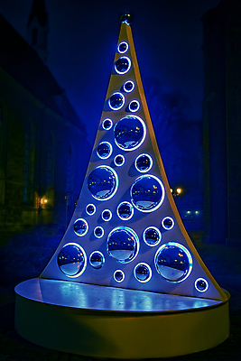 포토 JPG 해외이미지 크리스마스 공 거리 미술 사람없음 장식 빨간색 크리스마스트리 성당 거울 안개 축하 야간 정사각형 리가 해외202004 해외포토 자연요소 도형 기념일 컬러 컨셉 종교건축 날씨 문화예술 파일형식 이미지허브