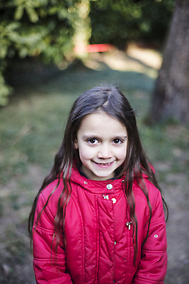 포토 JPG 해외이미지 백인 라이프스타일 응시 계절 여자 행복 얼굴 어린이 겨울 가족 따뜻함 한명 사람 야외 빨간색 청춘 정원 재킷 추위 표현 작음 연도 7 고립 옛날 해외202004 해외포토 서양인 1 시선 감정 컬러 컨셉 관계 생활 신체부위 숫자 외투 크기 파일형식 이미지허브