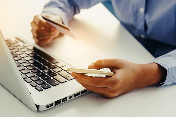 포토 JPG 해외이미지 백인 손 선 백그라운드 인터넷 비즈니스 주택 실내 사람 성인 사람없음 금융 노트북 쇼핑 컴퓨터 공책 흰색 타이핑 키보드 잡기 신용카드 구매 무선전화기 보안 상업 전자 결제 질서 해외202004 해외포토 서양인 컬러 모션 문구용품 안전 내부 건물 신체부위 경제 전자제품 예절 전화기 파일형식 이미지허브