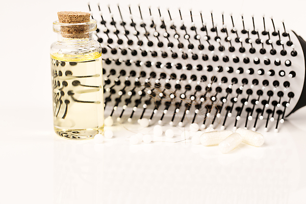 포토 JPG 해외이미지 근접촬영 사람없음 뷰티 머리카락 머리빗 약병 흰배경 헤어용품 헤어관리 두피케어 탈모 탈모클리닉 트리트먼트 해외202004 탈모예방 해외포토 뷰포인트 백그라운드 약 머리 흰색 미용용품 예방 클리닉 증상 병_담는 파일형식 이미지허브