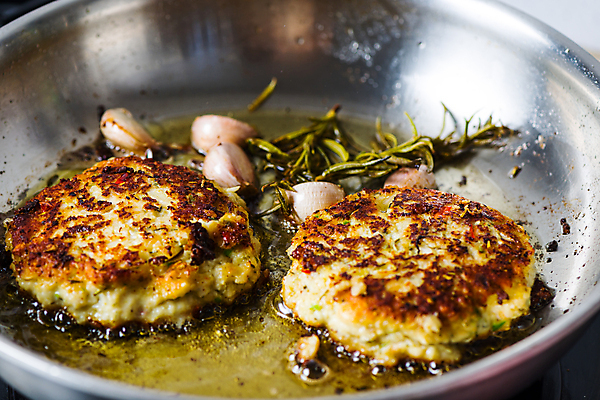 포토 JPG 해외이미지 영어 음식 백그라운드 2 마늘 육류 돼지고기 스테이크 요리 사람없음 빨간색 식사 튀김 햄버거 흰색 신선 뜨거움 그릴 바비큐 속도 날것 패티 로즈메리 점심식사 깊이 땅바닥 해외202004 해외포토 문자 컬러 채소 식재료 주방용품 바닥 패스트푸드 서양음식 허브 파일형식 이미지허브