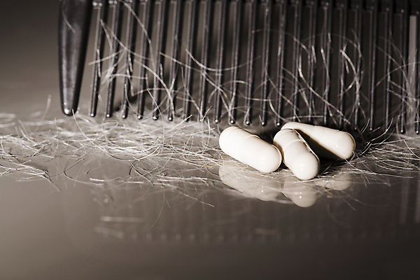 포토 JPG 해외이미지 검은배경 근접촬영 사람없음 뷰티 알약 반사 머리카락 머리빗 두피케어 치료제 탈모 탈모클리닉 해외202004 탈모예방 해외포토 뷰포인트 백그라운드 약 머리 검은색 미용용품 예방 클리닉 헤어관리 증상 파일형식 이미지허브