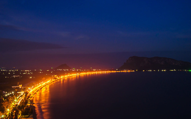 포토 JPG 해외이미지 바다 여행 건축양식 태국 하늘 산 거리 안테나 풍경 사람없음 건물 파란색 빛 도시풍경 어둠 황혼 일몰 새벽 도시 야간 타운 스카이라인 수평선 해외202004 해외포토 자연요소 건축물 건축 아시아 컬러 통신 노을 파일형식 이미지허브