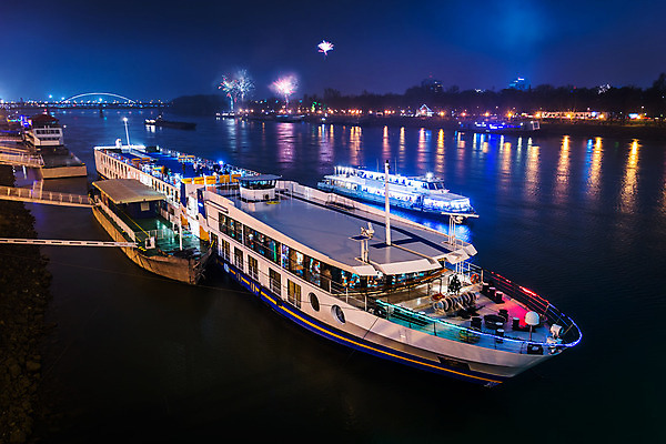 포토 JPG 해외이미지 여행 하늘 표면 불 휴가 새해 기념 사람 이벤트 사람없음 야외 물 파란색 빛 강 반사 파티 항구 어둠 황혼 흐름 흰색 도시 보트 야간 폭발 연도 포트 마법 타운 닻 빛망울 넘어짐 다뉴브강 브라티슬라바 슬로바키아 많음 해외202004 해외포토 자연요소 유럽 컬러 컨셉 배_교통 교통시설 모션 일몰 파일형식 이미지허브