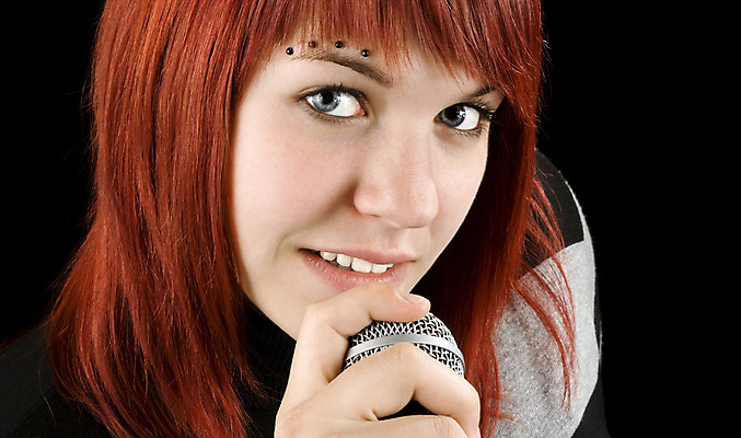 포토 JPG 해외이미지 백인 행복 음악 노래 한명 10대 가로 흰색 최고 마이크 빨간머리 노래방 피어싱 해외202004 해외포토 서양인 1 헤어스타일 감정 컬러 음향기기 장신구 청소년 문화예술 사람 파일형식 이미지허브