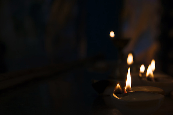 포토 JPG 해외이미지 템플릿 라이프스타일 웰빙 디자인 종교 백그라운드 크리스마스 촛불 불 휴가 휴식 기념 건강 사람없음 치료 장식 약 파티 검은색 스파 어둠 장비 할로윈 뜨거움 그룹 야간 큼 명상 촛대 문학 아로마테라피 테라피 흙더미 빛망울 연소 돌봄 왁스 카피스페이스 해외202004 해외포토 자연요소 기념일 컬러 컨셉 초 의학 모션 이벤트 생활 빛 뷰티 흙 공백 크기 파일형식 더미 이미지허브