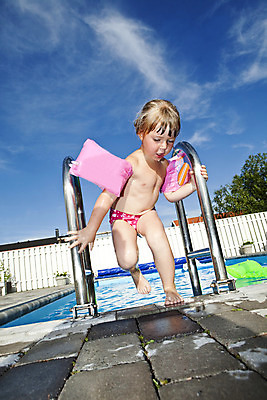 포토 JPG 해외이미지 수영복 행복 어린이 분홍색 가족 놀이 하늘 수영장 한명 웃음 파란색 수영 기쁨 젖음 해외202004 해외포토 1 옷 감정 컬러 관계 표정 사람 수상스포츠 파일형식 이미지허브