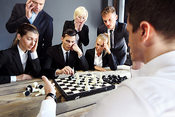 포토 JPG 해외이미지 백인 직업 남자 스포츠 컨셉 회사 비즈니스 놀이 성공 설계 사람 여러명 검은색 경쟁 도전 게임 흰색 우승 비즈니스맨 자신감 그룹 체스 계획 대표 리더 체스판 전략 장군 분실 승자 지능 플레이어 해외202004 해외포토 서양인 감정 컬러 다수 최고 직장인 파일형식 이미지허브