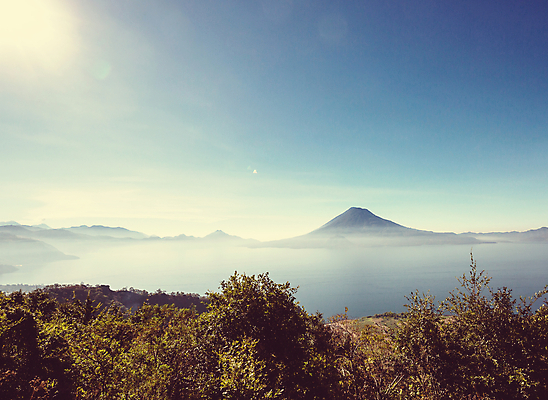 포토 JPG 해외이미지 호수 여행 백그라운드 자연 하늘 아침 휴가 산 파노라마 풍경 사람없음 물 파란색 빛 반사 평화 마을 미국 침묵 만 화산 장면 분화구 산악지대 과테말라 웅장함 해외202004 해외포토 주간 자연요소 컬러 컨셉 북아메리카 촬영기법 소리 중앙아메리카 생태계 파일형식 이미지허브