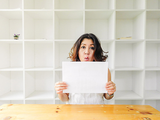 포토 JPG 해외이미지 손 배너 여자 행복 포스터 종이 백그라운드 비즈니스 성공 노동자 간판 광고판 한명 사람 성인 우주 공백 흰색 잡기 신용카드 발표 메시지 사인 보여주기 고립 슬로건 카피스페이스 해외202004 해외포토 직업 1 감정 컬러 컨셉 모션 알림판 신체부위 금융 판 파일형식 이미지허브