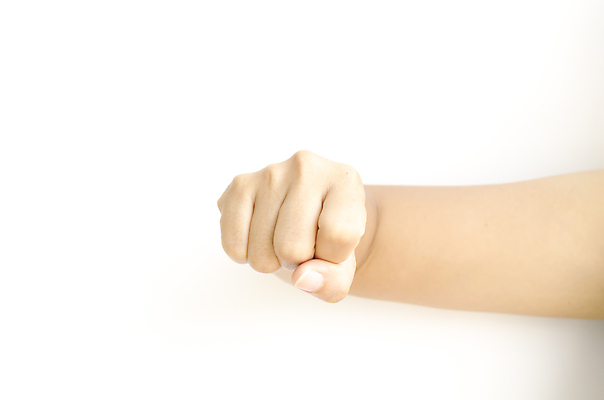 포토 JPG 해외이미지 손 실내 신체부위 주먹 해외202004 해외포토 모션 사람 내부 파일형식 이미지허브