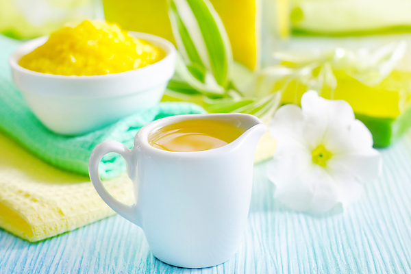 포토 JPG 해외이미지 꽃 사람없음 아웃포커스 노란색 스파 오브젝트 아로마 스파용품 비누 스킨케어 아로마테라피 바디케어 시럽컵 입욕소금 해외202004 해외포토 식물 컬러 촬영기법 위생용품 뷰티 미용용품 소금 테라피 파일형식 이미지허브