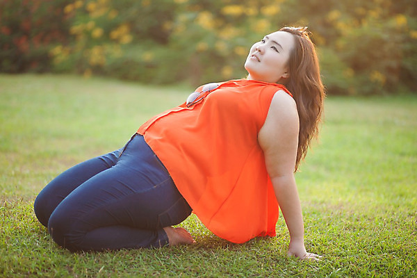 포토 JPG 해외이미지 모델 라이프스타일 공원 여자 행복 포즈 신체 자연 휴식 건강 한명 사람 동양인 성인 야외 초록색 유행 일출 일몰 흰색 몸무게 큼 플러스 비만 치수 내추럴 거짓말 해외202004 해외포토 1 기호 공공시설 감정 컬러 컨셉 인종 생활 노을 크기 몸매 생태계 파일형식 이미지허브