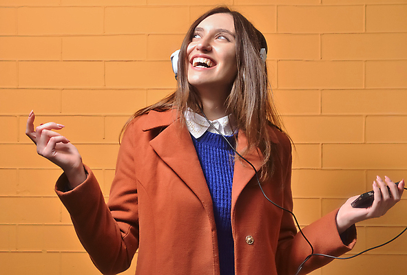 포토 JPG 해외이미지 모델 학생 라이프스타일 여자 행복 얼굴 음악 백그라운드 벽돌 거리 한명 사람 성인 스마트폰 노란색 유행 헤드폰 소리 듣기 코트 가을 도시 화려 큼 시원함 입술 고립 팝 스타일 해외202004 해외포토 1 계절 감정 컬러 음향기기 컨셉 모션 문화예술 생활 신체부위 핸드폰 스마트기기 외투 크기 파일형식 이미지허브