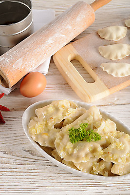 포토 JPG 해외이미지 전통 식기 접시 유럽 음식 크리스마스 휴가 주택 감자 건강 육류 요리 사람없음 주방 식사 저녁식사 흰색 시골 신선 굽기 반죽 지역 광택 폴란드 폭식 경단 라비올리 러시아인 페스츄리 해외202004 해외포토 서양인 기념일 나라 빵 컬러 채소 식재료 건물 구이 파일형식 이미지허브