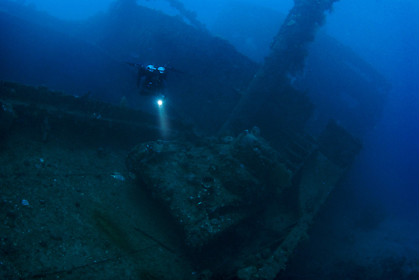 포토 JPG 해외이미지 바다 여행 휴가 한명 물 일본 수중 잠수부 다이빙 탱크 태평양 석호 소금물 조난 침몰 해외202004 해외포토 자연요소 1 아시아 사람 수영 전문직 수중스포츠 파일형식 이미지허브