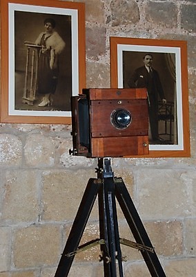 포토 JPG 해외이미지 전통 사람없음 목재 카메라 사진촬영 장비 골동품 구멍 역사 사진사 복고 심플 구식 부정적 옛날 테마 해외202004 해외포토 나무 감정 재료 전자제품 촬영 작가 파일형식 이미지허브