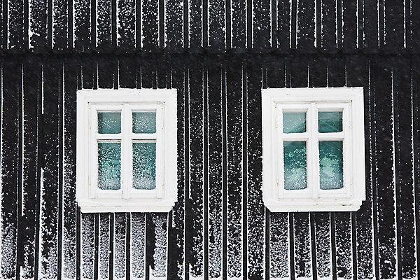 포토 JPG 해외이미지 계절 벽 2 겨울 창문 자연 동화 날씨 휴가 주택 사람없음 야외 건물 목재 마을 냉동 얼음 추위 백발 흰색 농촌 시골 묘사 시골집 서리 샬레 옛날 폭설 해외202004 해외포토 자연요소 나무 헤어스타일 건축물 컬러 재료 눈_날씨 실험기구 자연재해 생태계 파일형식 이미지허브