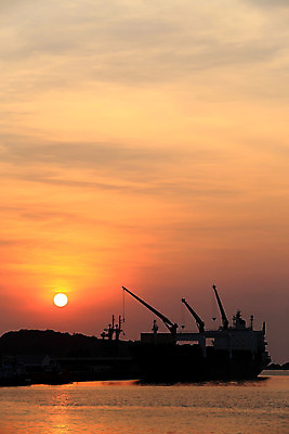 포토 JPG 해외이미지 구름 산업 밧줄 바다 비즈니스 하늘 프레임 사람없음 금속 항구 기계 일몰 화물 업무 보트 제조 큼 컨테이너 기중기 무역 함선 상업 리프트 광택 포트 무거움 로딩 수입 철강 해외202004 해외포토 자연요소 줄 배_교통 교통시설 재질 노을 운송업 작업 중장비 무게 크기 파일형식 이미지허브