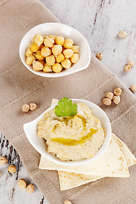 포토 JPG 해외이미지 그릇 실내 사람없음 하이앵글 병아리콩 중동음식 피타 나무배경 해외202004 훔무스 해외포토 식기 음식 빵 뷰포인트 백그라운드 콩 내부 파일형식 이미지허브