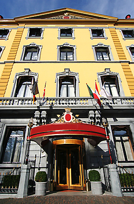 포토 JPG 해외이미지 여행 호텔 주택 사람없음 노란색 문 깃발 역사 클래식 맨션 출장 네덜란드 옛날 해외202004 해외포토 유럽 컬러 컨셉 비즈니스 숙소 건물 파일형식 이미지허브