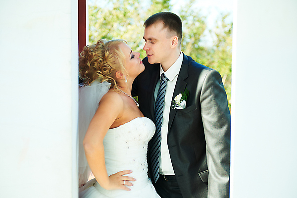 포토 JPG 해외이미지 커플 드레스 여자 꽃 행복 꽃다발 포즈 결혼 컨셉 포옹 결혼식 키스 사랑 사람 두명 소파 검은색 흰색 기회 고립 넘어짐 특별함 해외202004 해외포토 식물 옷 감정 컬러 의자 관계 안기 모션 이벤트 애정표현 파일형식 이미지허브