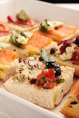 포토 JPG 해외이미지 접시 음식 샌드위치 사람없음 파티 저녁식사 치킨 소고기 오픈 작음 카나페 점심식사 뷔페 해외202004 해외포토 식기 서양음식 육류 이벤트 식사 크기 닭고기요리 파일형식 이미지허브