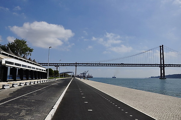 포토 JPG 해외이미지 구름 실루엣 도로 벽 건축양식 창문 자동차 자연 하늘 거리 주택 사람 풍경 사람없음 건물 물 태양 문 고통 도시 보트 역사 땅 기선 기념물 리스본 해외202004 해외포토 자연요소 건축물 건축 감정 길 육상교통 배_교통 교통시설 촬영기법 생태계 파일형식 이미지허브