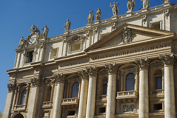 포토 JPG 해외이미지 주간 건축물 건축양식 하늘 풍경 사람없음 야외 이탈리아 기둥 로마 인물조각상 바실리카 성베드로대성당 해외202004 사도궁 해외포토 자연요소 건축 유럽 조각상 궁전 바티칸 파일형식 이미지허브